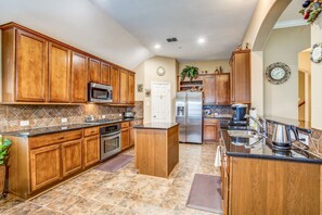 Geladeira, micro-ondas, fogão, cooktop