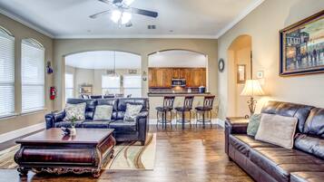 Smart TV, chimenea, futbolito y videoteca