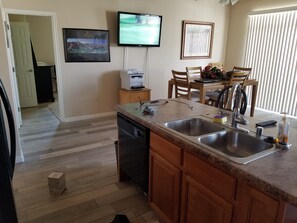 Fridge, microwave, oven, stovetop - DISCOUNTED RATES SEP - DEC!!!!! QUIET, Central location - Swimming Pool outside (Mesquite)