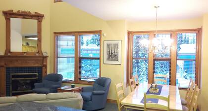 Deluxe 3 Bedroom Townhome with Heated Garage, Laundry, back deck with views