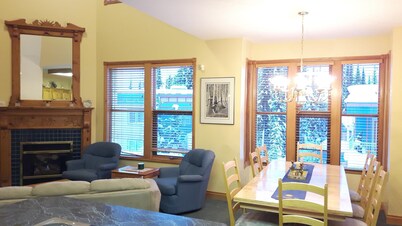 Deluxe 3 Bedroom Townhome with Heated Garage, Laundry, and Private Hot Tub!