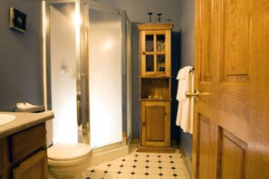 Ensemble douche/baignoire, sĂšche-cheveux, serviettes fournies, savon