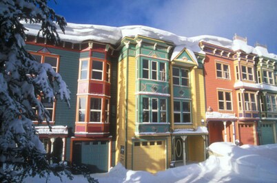 Deluxe 3 Bedroom Townhome with Heated Garage, Laundry, and Private Hot Tub!