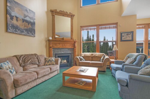 Deluxe 3 Bedroom Townhome with Heated Garage, Laundry, back deck with views