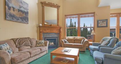 Deluxe 3 Bedroom Townhome with Heated Garage, Laundry, back deck with views