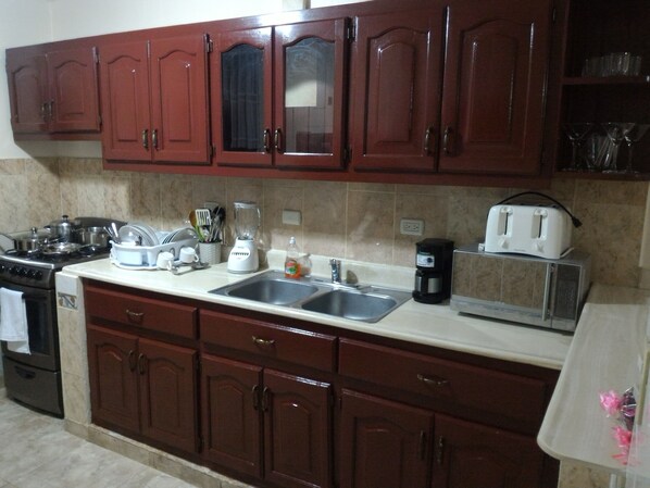 Fridge, oven, stovetop, coffee/tea maker