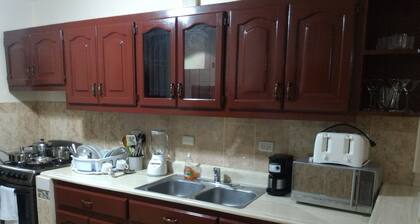 Kolmen hengen huone ostoskeskuksen vieressä (Colinas Mall)