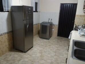 Frigorifero, forno, piano cottura, macchina per tè/caffè