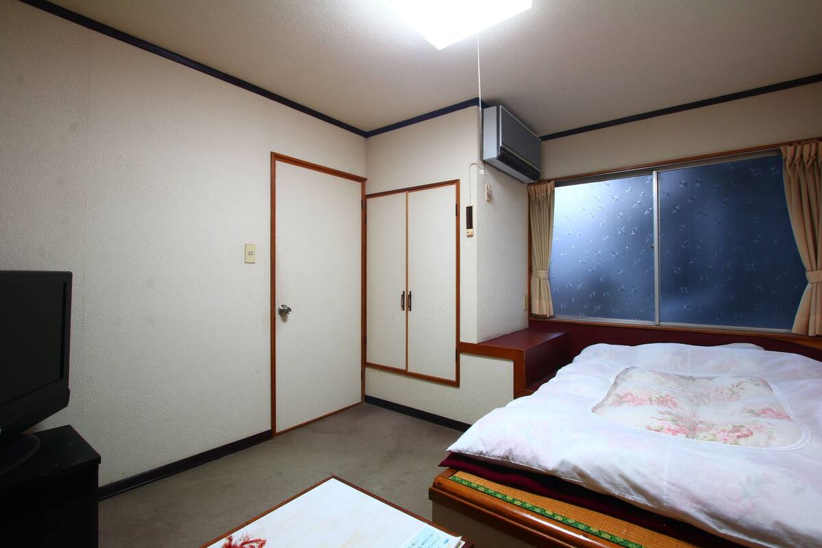 Single Room | In-room safe, free WiFi