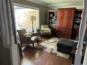 Älytelevisio, takka, DVD-soitin, kirjoja