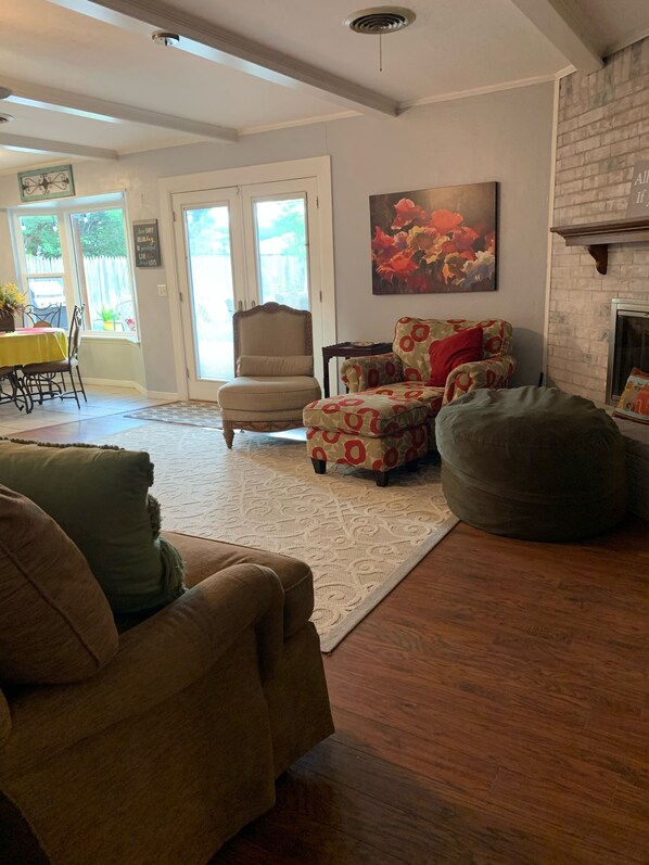 Smart-tv, pejs, dvd-afspiller, bøger