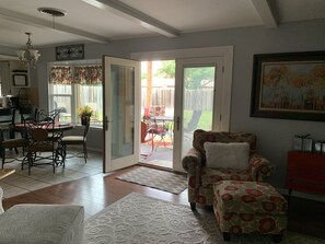 Téléviseur connecté, foyer, lecteur de DVD, livres