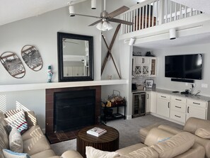 Una Smart TV, una chimenea, videojuegos