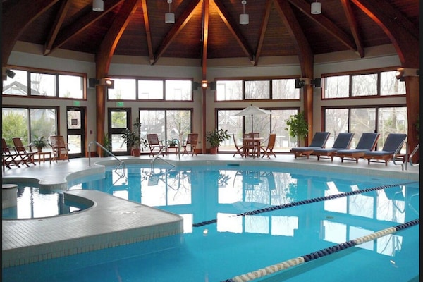 Innendørsbasseng og et oppvarmet basseng