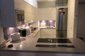 Réfrigérateur, four à micro-ondes, un four, surface de cuisson