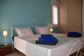 3 bedrooms, in-room safe, iron/ironing board, travel cot