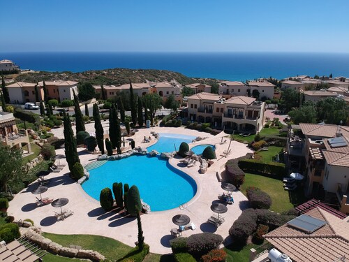 heated private pool, 3 bedrooms apartment, stunning view on the mediterranean