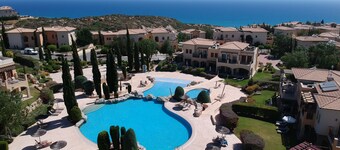 heated private pool, 3 bedrooms apartment, stunning view on the mediterranean