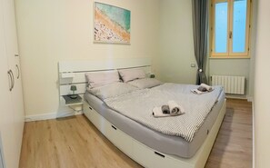 2 عدّة غرف نوم ومكواة/لوح كي وواي فاي وملاءات أسرّة