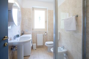 Shower, towels