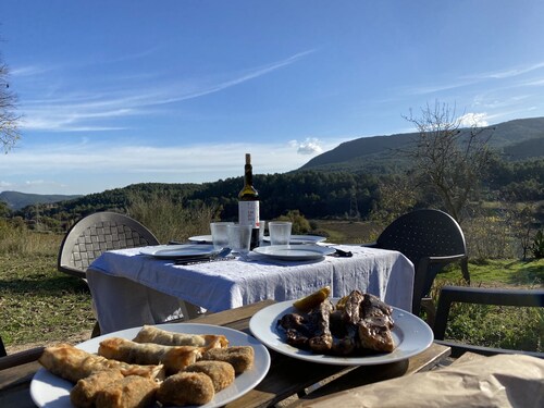 Casa Rural La Fàbrega, masia rodeada de viñedos.