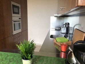 冷蔵庫、電子レンジ、オーブン、コンロ