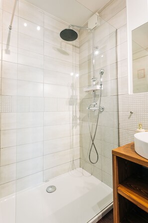 Ducha, secador de pelo, toallas, jabón