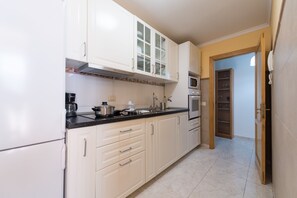 Een microgolfoven, een oven, een kookplaat