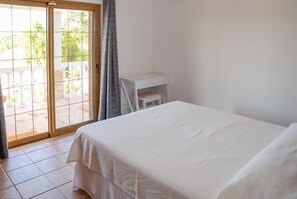 3 chambres, coffres-forts dans les chambres, fer et planche Ă repasser
