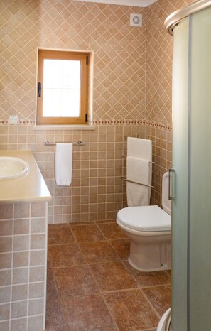 Baignoire, sĂšche-cheveux, serviettes fournies