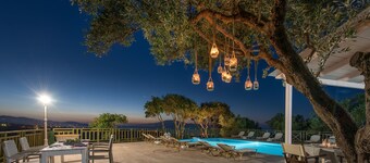 Villa with pool, amazing view and Breakfast included