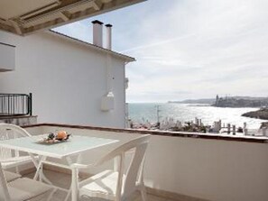 Outdoor dining - beautiful (Sitges)