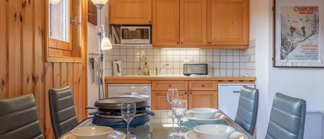 Réfrigérateur, micro-ondes, lave-vaisselle, cafetière/bouilloire