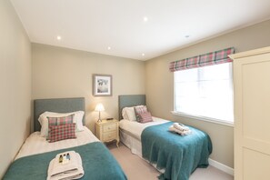 4 makuuhuonetta, silitysrauta/-lauta, ilmainen Wi-Fi, vuodevaatteet