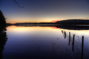 A calm lake at sunset with a fence in the foreground. - Peaceful setting and wonderful loch view in the Heart of Argyll (Dalmally)