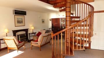 Fernseher, Kamin, DVD-Player, Bücher