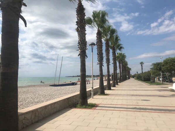 Beach nearby, sun loungers - Villa by the sea with private pool and wifi (Las Casas de Alcanar)