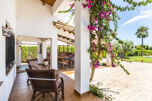 Outdoor dining - Villa by the sea with private pool and wifi (Las Casas de Alcanar)