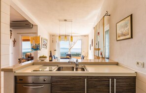 Fridge, stovetop, dishwasher, coffee/tea maker - 1 bedroom nice apartment in Makarska (Makarska)