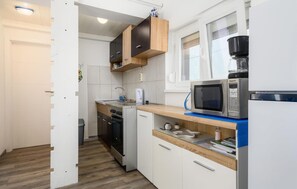 Refrigerador, parrilla de estufa y cafetera y tetera 