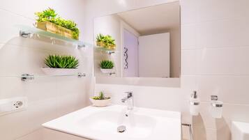 Een douche, een haardroger, handdoeken