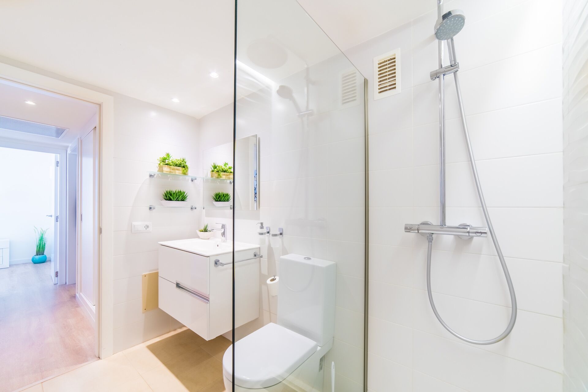 Douche, sèche-cheveux, serviettes fournies