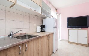 Refrigerador, parrilla de estufa y cafetera y tetera 