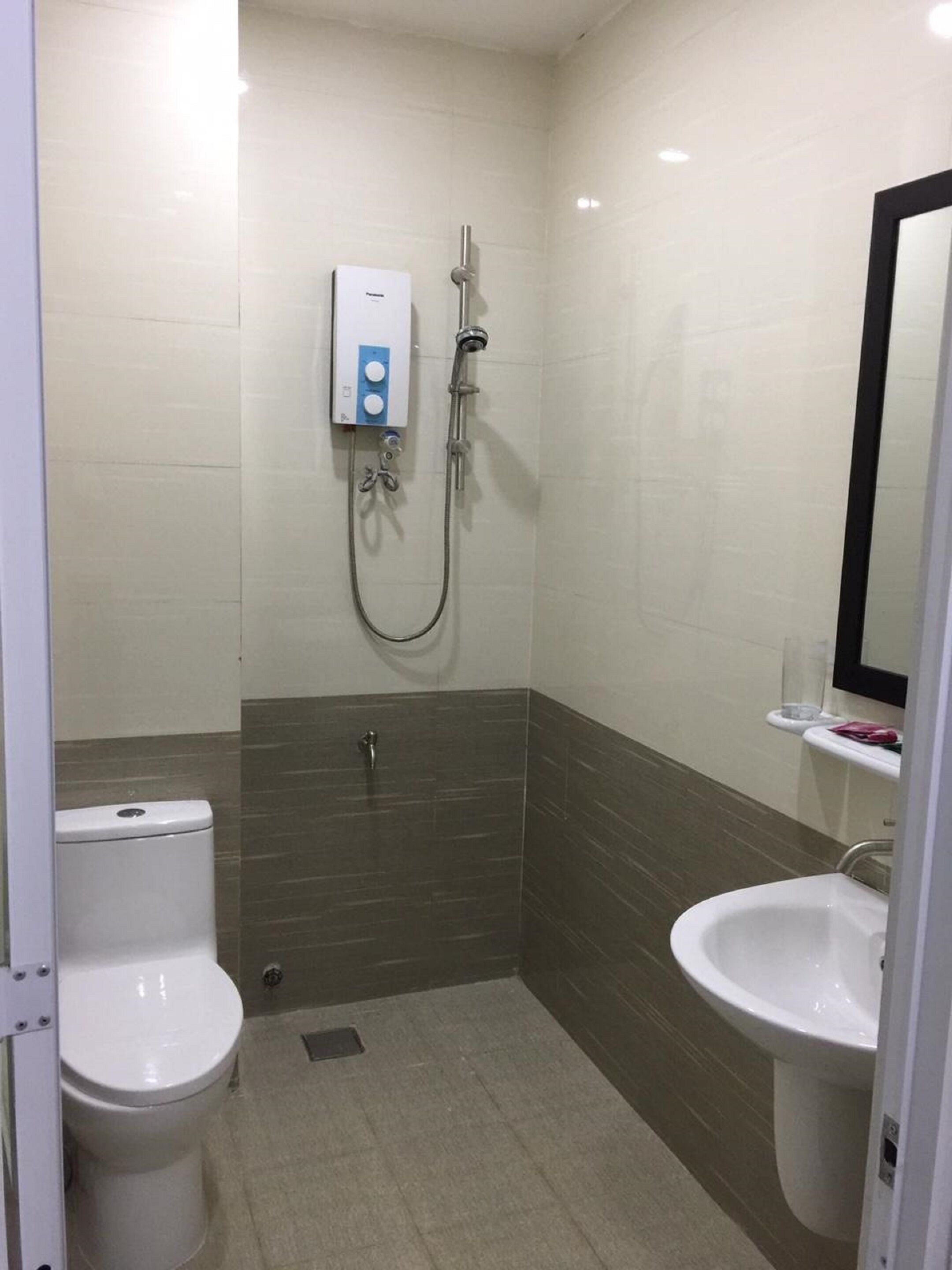 family room | bathroom | shower, free toiletries, hair dryer, slippers
