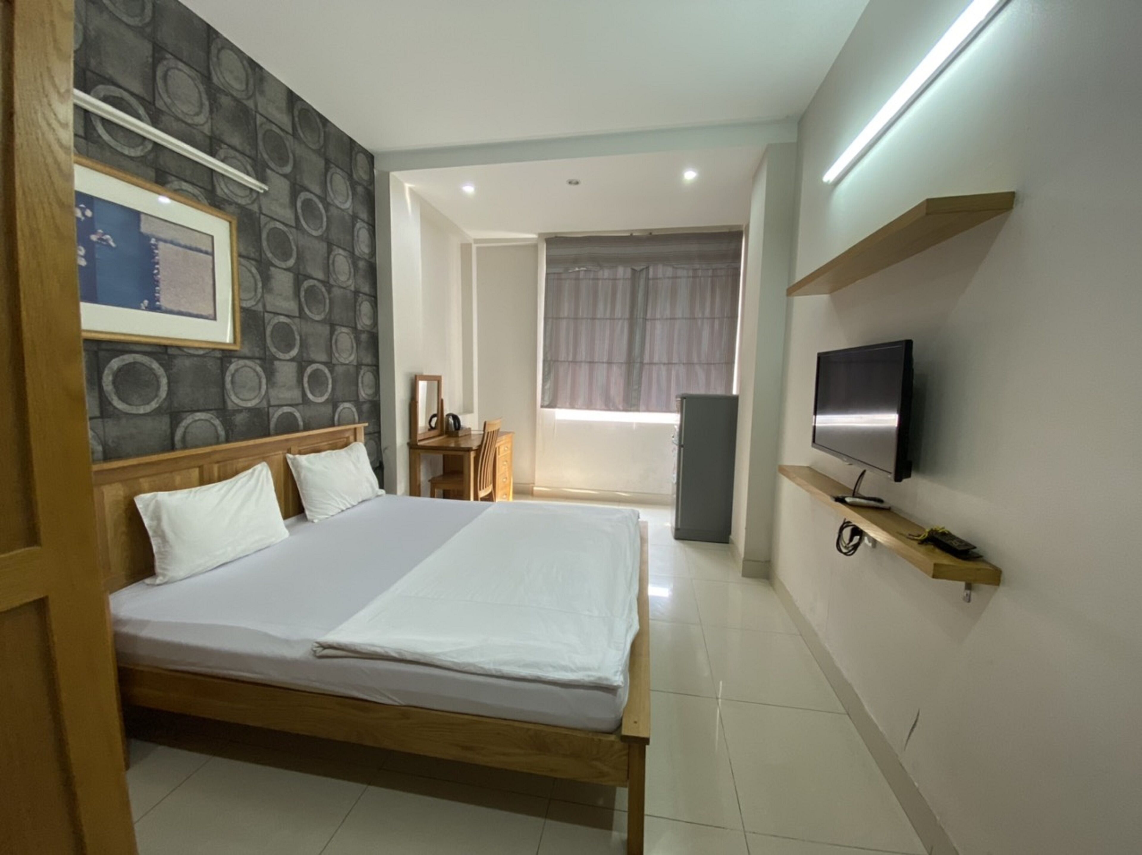 basic double room | desk, iron/ironing board, free wifi, bed sheets