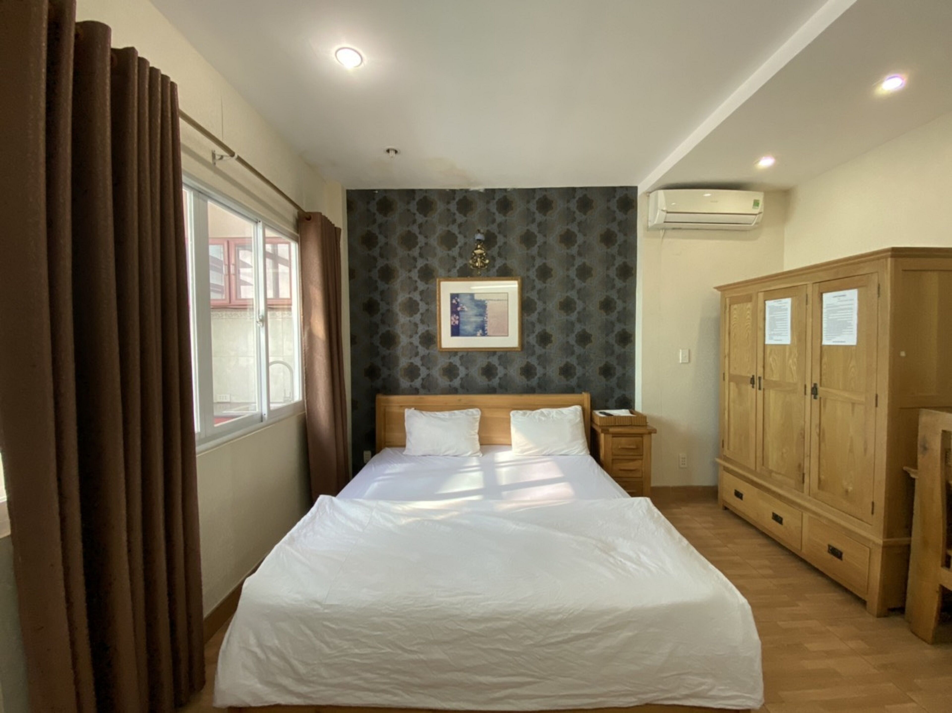 basic double room | desk, iron/ironing board, free wifi, bed sheets