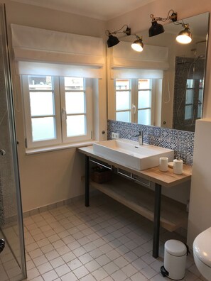 Combined shower/bathtub, hair dryer, toilet paper - Lovingly renovated detached house in a prime location of Büsum. Now with sauna. (Büsum)