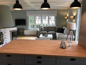 Una televisión, una chimenea, libros, un reproductor estéreo