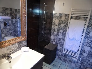 Shower, hair dryer, towels - Townhouse directly in Arta's old town - NEW RENOVATED! (Artà)