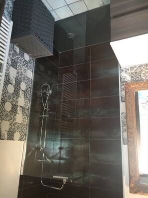 Dusch, hårtork och handdukar